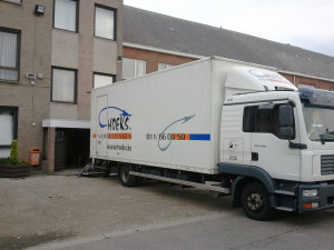 diepvries verhuizen in verhuiswagen met laadklep